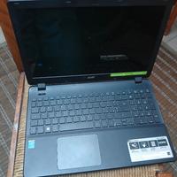 un computer con il suo caricatore 