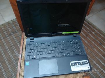 un computer con il suo caricatore 