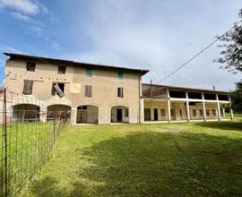 CASA COLONICA - stalla, fienile e 56.000 mq di ...