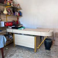 Arredo negozio: scaffali e bancone