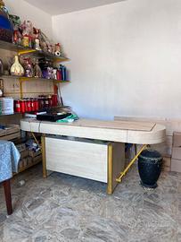 Arredo negozio: scaffali e bancone