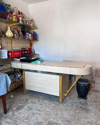 Arredo negozio: scaffali e bancone