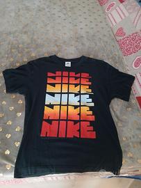 T-shirt Nike Sportswear nera con grafica sfumata
