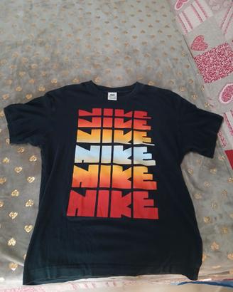 T-shirt Nike Sportswear nera con grafica sfumata