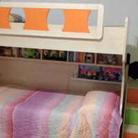 letto a soppalco con tre posti letto e due materas