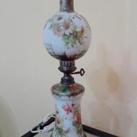 lampada da tavolo e caraffa