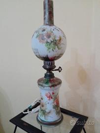 lampada da tavolo e caraffa