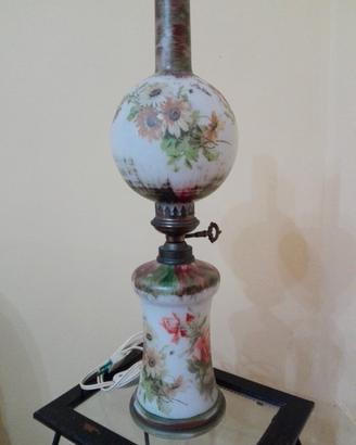 lampada da tavolo e caraffa