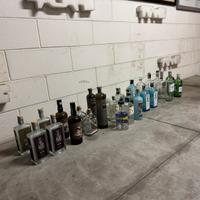 Bottiglie di gin vuote
