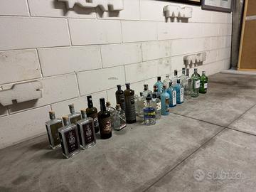 Bottiglie di gin vuote