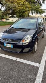 FORD FIESTA 1.6 TDCi – 137.000 km – Gomme nuove –