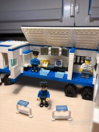 Camion Mobile Polizia LEGO City con 3 minigigures