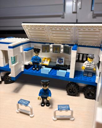 Camion Mobile Polizia LEGO City con 3 minigigures