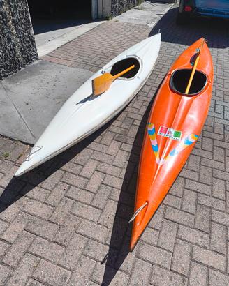 Coppia di Kayak vintage con pagaie