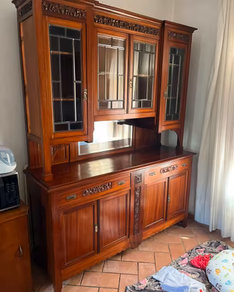 Credenza con vetrina del 1900