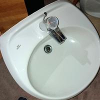 Lavandino Ideal Standard con rubinetto