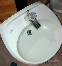 Lavandino Ideal Standard con rubinetto