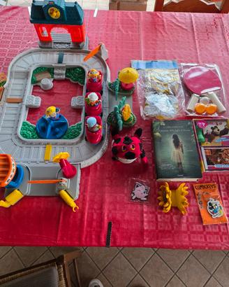 Un trenino fisher price e altri oggetti 