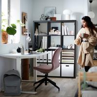 Libreria a giorno con accessori