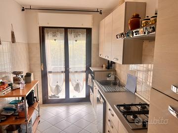 Soggiorno, cucina, cameretta, camera da letto