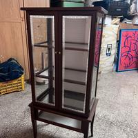 Vetrinetta in legno con vetro trasparento.