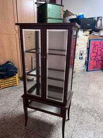 Vetrinetta in legno con vetro trasparento.