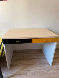 Scrivania con due cassetti piccoli