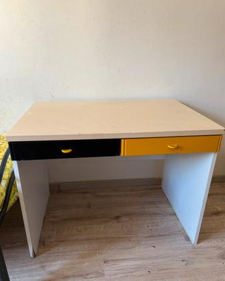 Scrivania con due cassetti piccoli