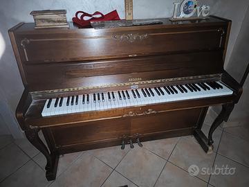 pianoforte a muro