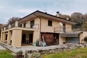 Prestigiosa villa singola immersa nel verde