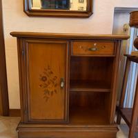 Mobiletto in legno d’epoca con decorazioni floreal