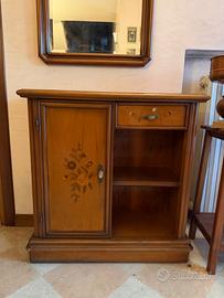 Mobiletto in legno d’epoca con decorazioni floreal