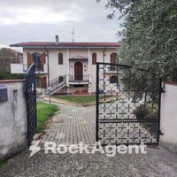 VILLA SINGOLA CON GIARDINO