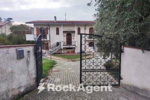 VILLA SINGOLA CON GIARDINO