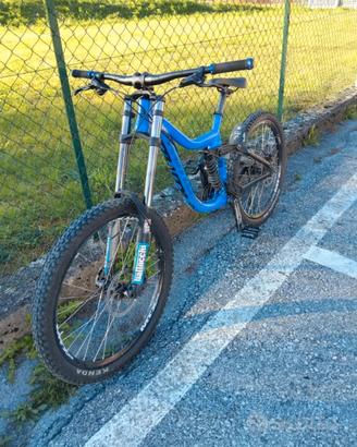 Bici Dh Kona park Operatore 2014
