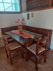 tavolo panca con due sedie