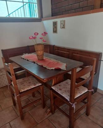 tavolo panca con due sedie