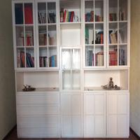 mobile bianco con vetrine