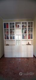 mobile bianco con vetrine