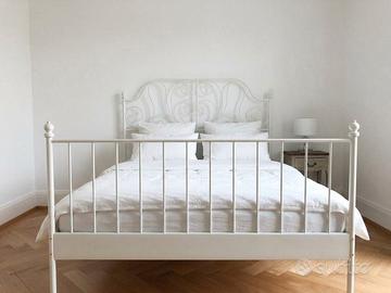 Struttura letto matrimoniale IKEA (160×200).