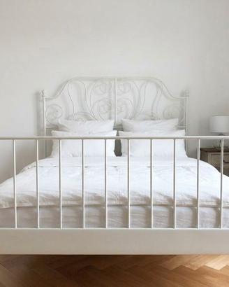 Struttura letto matrimoniale IKEA (160×200).