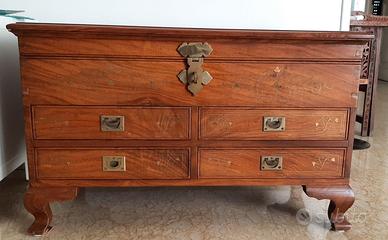Baule antico in legno con intarsi in ottone