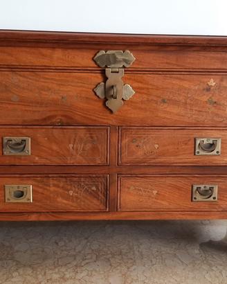 Baule antico in legno con intarsi in ottone