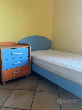 Letto, comodino e cassettiera Moretti Compact