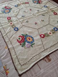 Tovaglia centrotavola vintage ricamata a mano