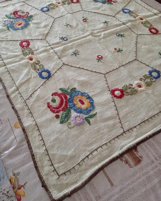 Tovaglia centrotavola vintage ricamata a mano