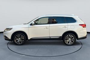 Mitsubishi Outlander 2.2 DI-D 4WD 7 P Garantita 12