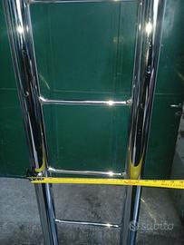 Totem cromato a scala con base triangolare 