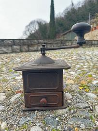 Antico macinino da caffè manuale