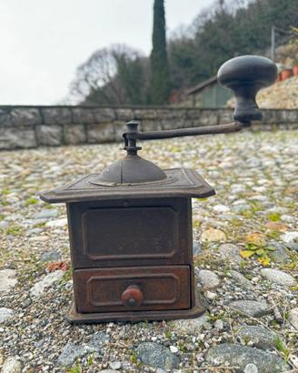 Antico macinino da caffè manuale
